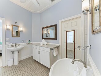 Blue Pearl, walk to beach & free trolley stop on AMI,beautiful pool and spa #36