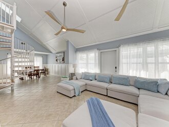 Blue Pearl, walk to beach & free trolley stop on AMI,beautiful pool and spa #19