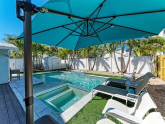 Blue Pearl, walk to beach & free trolley stop on AMI,beautiful pool and spa #40