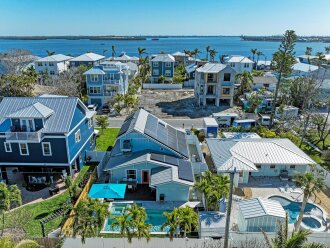 Blue Pearl, walk to beach & free trolley stop on AMI,beautiful pool and spa #47